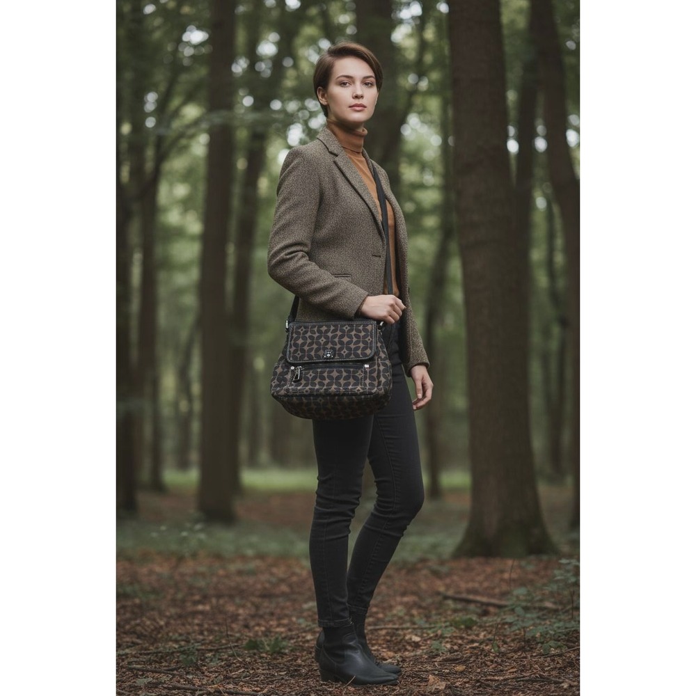 Fossil Signature Print Flap Shoulder Bag with Key Charm Brown Black‎